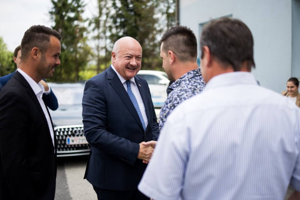 Bundeskanzler Christian Stocker begrüßt mehrere Mitarbeiter der Franz Lackner GmbH mit Handschlag vor dem Firmengebäude