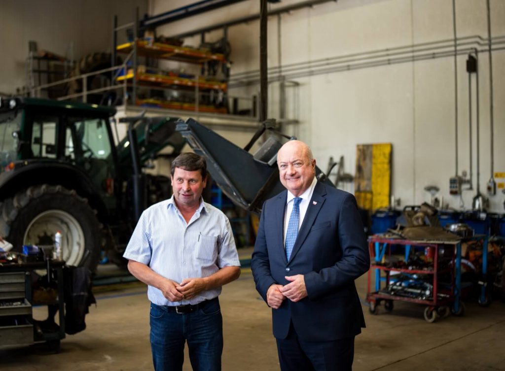 Seniorchef Franz Lackner und Bundeskanzler Christian Stocker gemeinsam in der Werkstatt der Franz Lackner GmbH