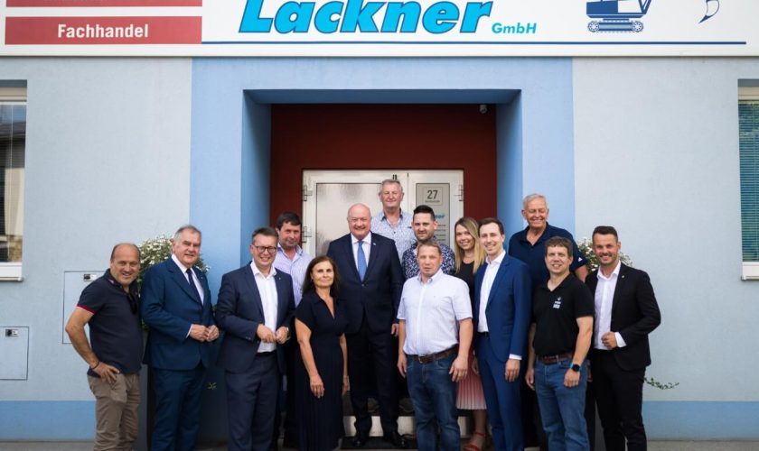 Gruppenfoto mit Bundeskanzler Christian Stocker und dem Team der Franz Lackner GmbH vor dem Firmengebäude in Krumbach