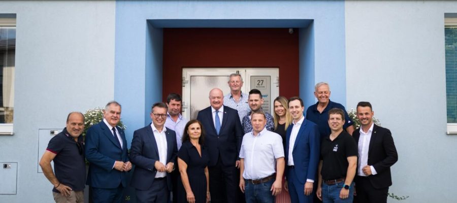 Gruppenfoto mit Bundeskanzler Christian Stocker und dem Team der Franz Lackner GmbH vor dem Firmengebäude in Krumbach