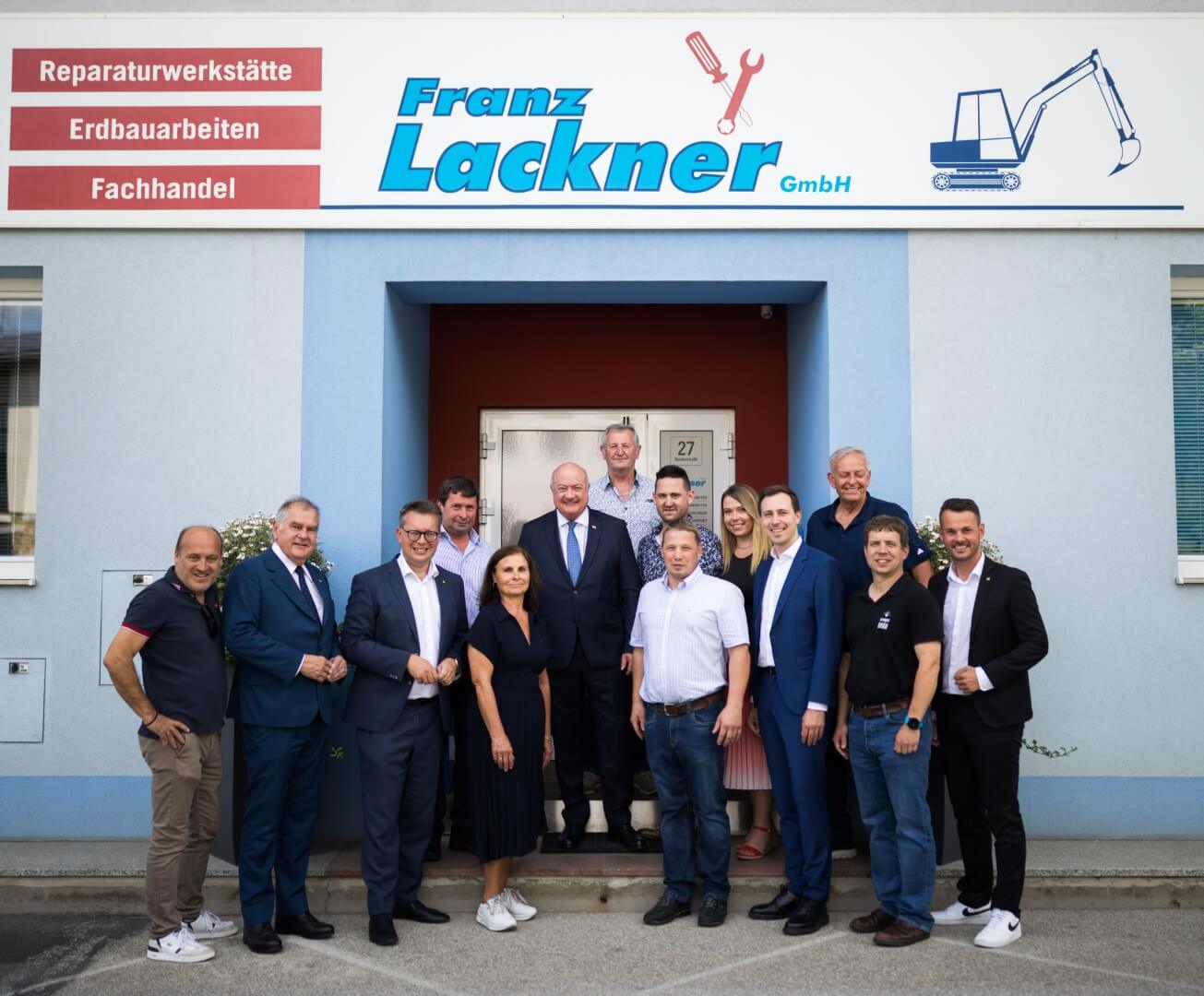 Gruppenfoto mit Bundeskanzler Christian Stocker und dem Team der Franz Lackner GmbH vor dem Firmengebäude in Krumbach