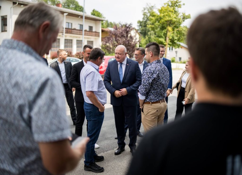 Gespräch von Bundeskanzler Christian Stocker mit Franz Lackner und Team vor dem Firmenareal