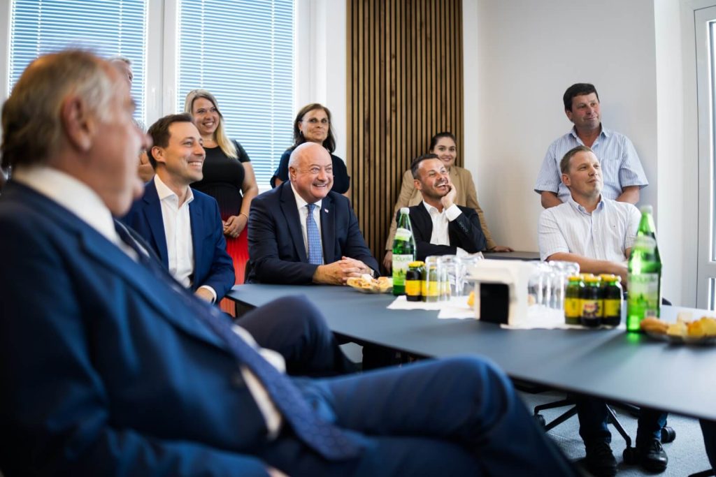 Bundeskanzler Stocker und weitere Teilnehmende hören aufmerksam einer Präsentation im Besprechungsraum zu
