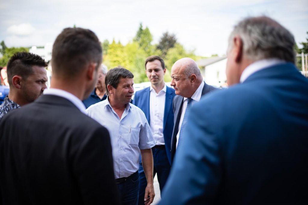 Firmengründer Franz Lackner im Gespräch mit Bundeskanzler Christian Stocker im Freien vor dem Werkstattbereich