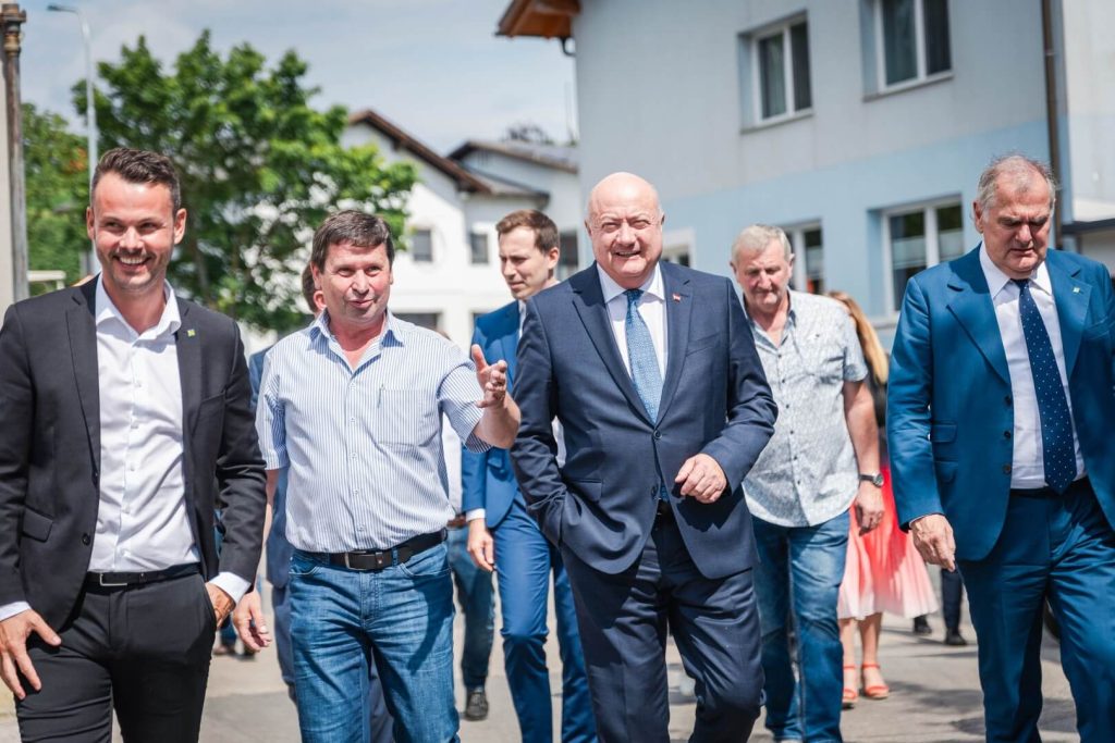 Firmengründer Franz Lackner und Bundeskanzler Christian Stocker beim Rundgang durch den Betrieb in Krumbach